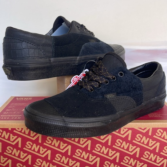 Vans WMNS Era Patchwork
Mono Patchwork Blackout
VN0A4BVU10J
Sneakers - Picture 9 of 16